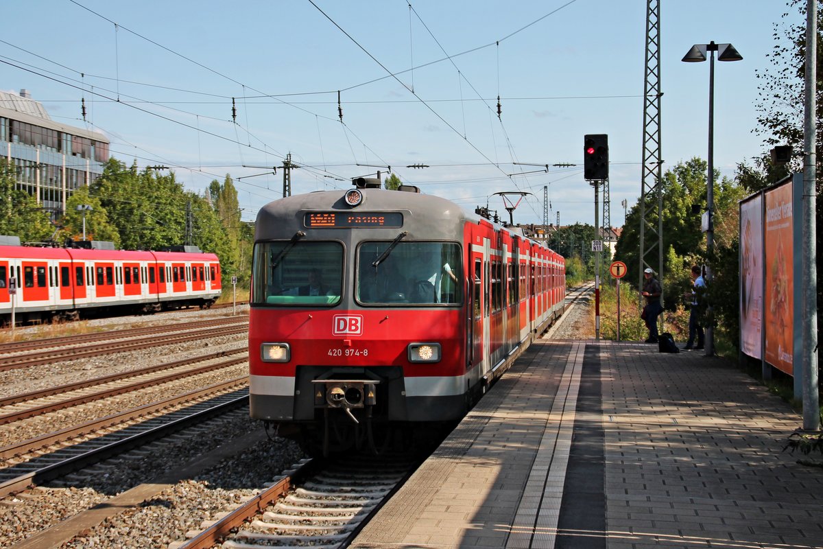 Einfahrt am 25.08.2015 von 420 974-8 als S20 (Höllriegelskreuth - Pasing) in München Heimeranplatz.