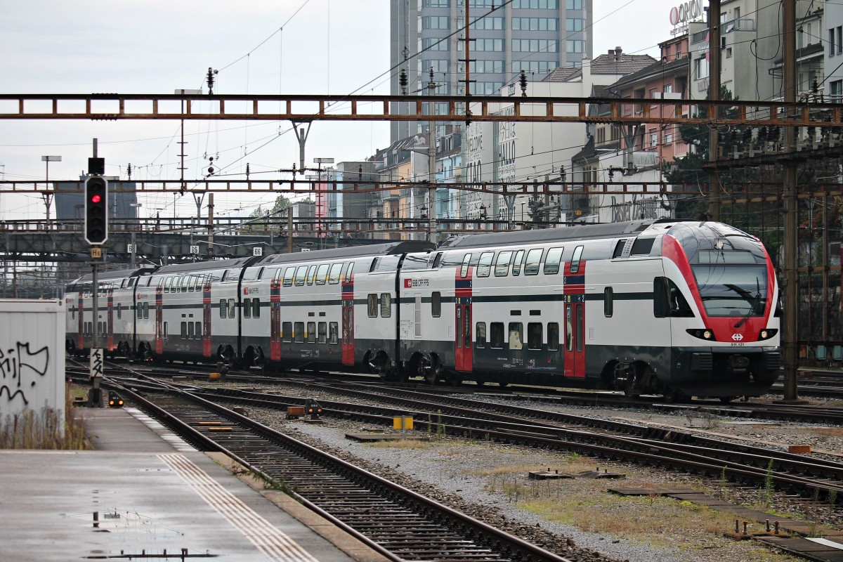 Einfahrt am 25.10.2014 von RABe 511 121 als IR (Zürich HB - Basel SBB) in den Endbahnhof.