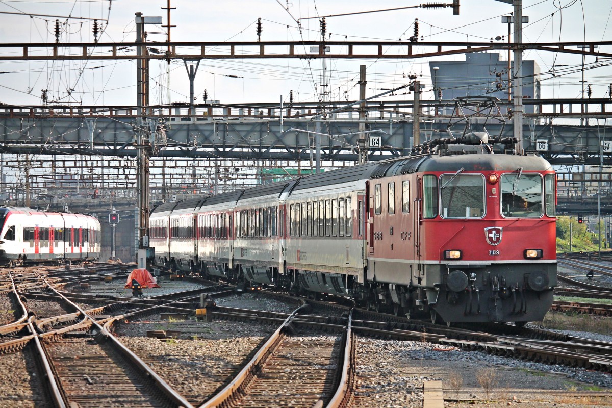Einfahrt am 25.10.2014 von Re 4/4 11139 mit dem EC 8 (Zürich HB - Hamburg Altona) in den Bahnhof von Basel SBB, um in dort dann an die 101 021-4 abzugeben.