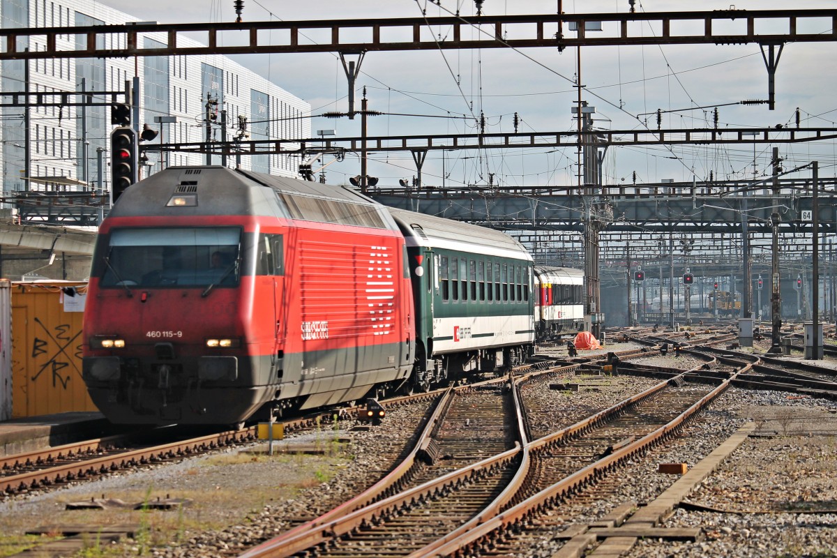Einfahrt am 25.10.2014 von Re 460 115-9  Heidiland  mit einem InterRegio in Basel SBB.