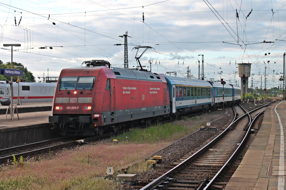 Einfahrt am 26.05.2015 von 101 005-7 mit einer Ersatzgarnitur aus alten tschechischen Wagen als EC 174  Jan Jesenius  (Budapest Keleti - Hamburg Altona) in den Endbahnhof.
