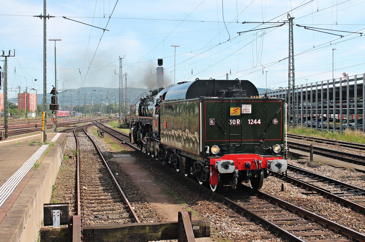 Einfahrt am 26.06.2015 von 30R 1244/141R 1244 als Lokzug in den Badischen Bahnhof von Basel. Sie bespannte kurze Zeit später den DPE 13481/31191 (Frankfurt (Main) Süd - Luzern) und beförderte ihn zusammen mit der 01 150 bis zum Zielbahnhof.