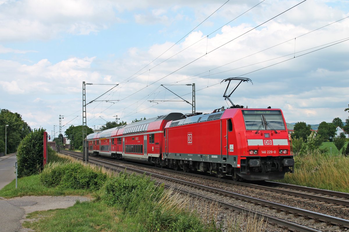 Einfahrt am 26.06.2015 von der Freiburger 146 229-0 mit einer RB (Neuenburg (Baden) - Freiburg (Brsg) Hbf) in den Bahnhof von Bad Krozingen.