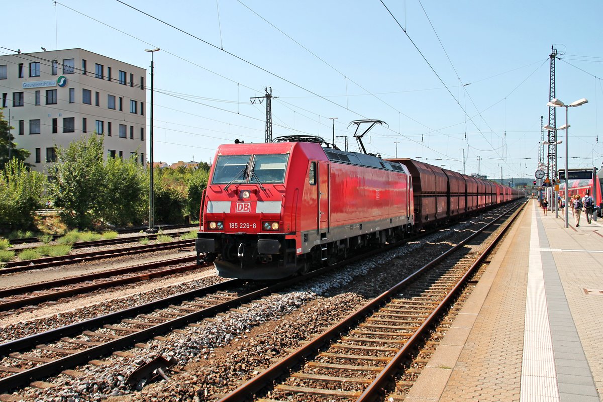 Einfahrt am 26.08.2015 von 185 226-8 zusammen mit einer weiteren 185er am Zugschluss mit einem Erzzug nach Linz (AT) in Regensburg Hbf.