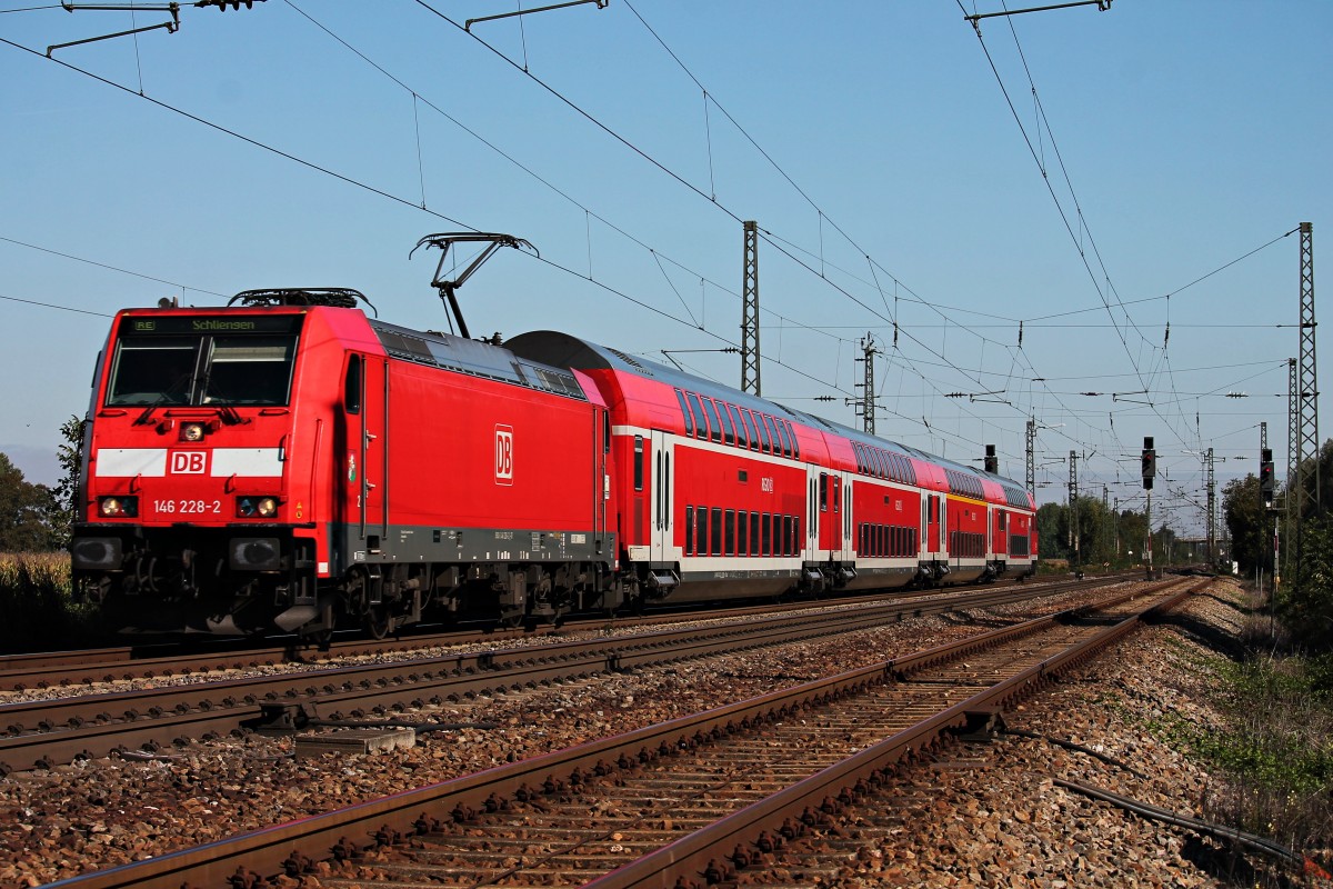Einfahrt am 27.09.2014 von der Freiburger 146 2 28-2  St.Georgen  mit einem RE (Offenburg - Schliengen) in Orschweier.