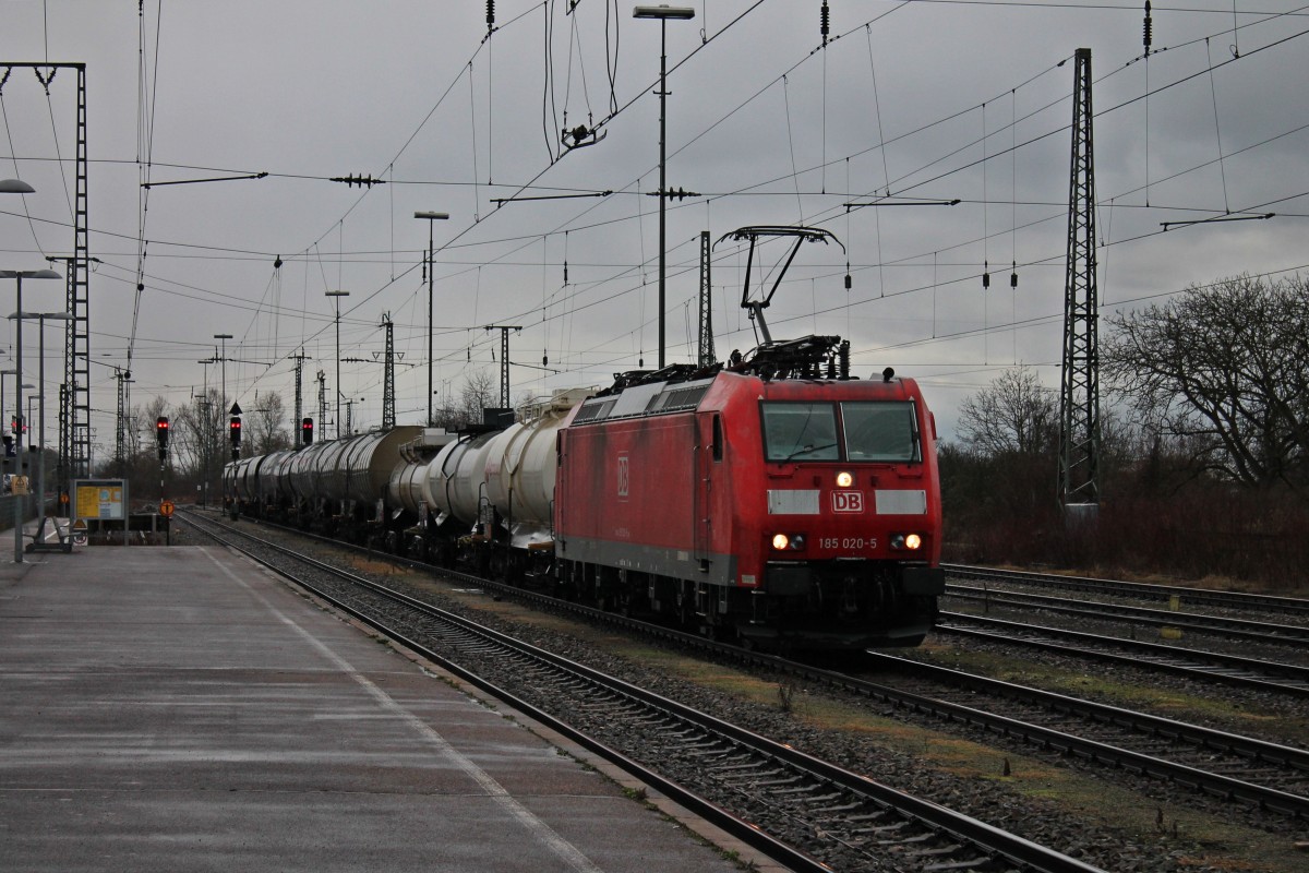 Einfahrt am 28.02.2014 von der DB Schenker 185 020-5 mit der Übergabe aus Bantzenheim in Müllheim (Baden).