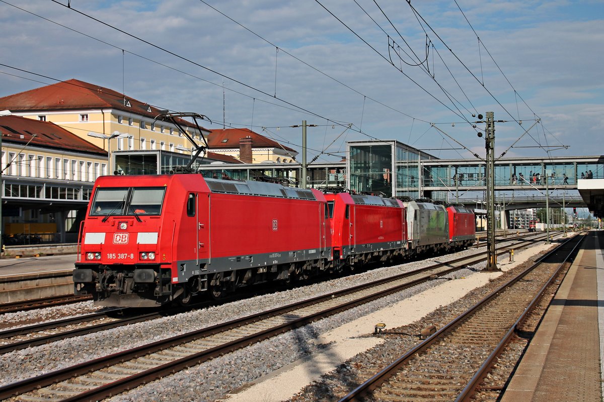 Einfahrt am 28.08.2015 von 185 387-8 mit einem Lokzug, bestehend aus 185 246-6, 185 389-4  Audi Logistik/ CO2-frei auf der Schiene mit DB Schenker  und 185 146-8, auf Gleis 6 in Regensburg Hbf gen Norden.