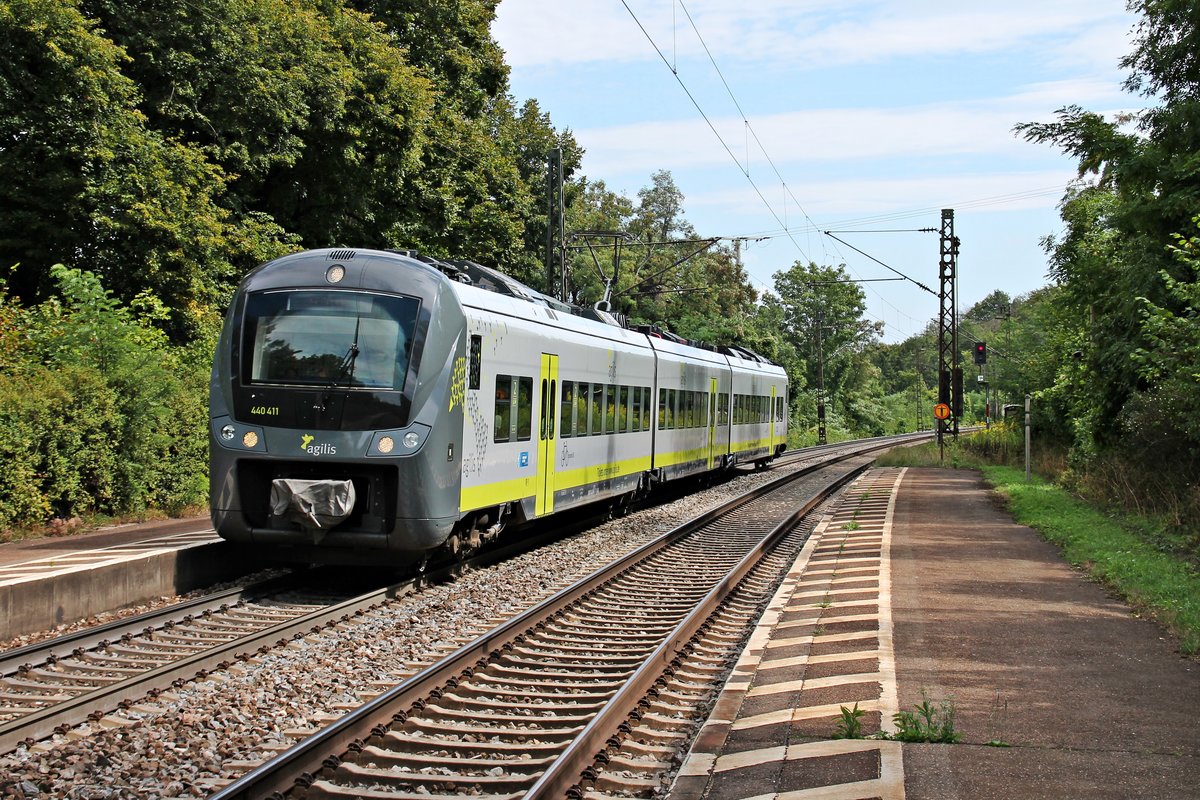 Einfahrt am 28.08.2015 von agilis 440 411 als ag (Plattling - Neunmarkt (Oberpf)) in den Haltepunkt Etterzhausen.