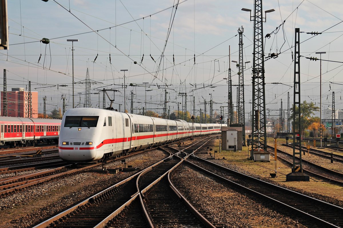 Einfahrt am 28.10.2015 von 401 009-6/401 019-5  Lüneburg  als ICE 70 (Basel SBB - Hamburg Altona) in den Badischen Bahnhof von Basel aus Richtung Startbahnhof.