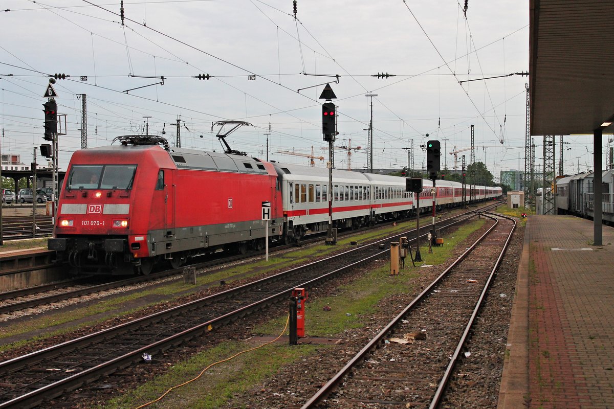 Einfahrt am 29.06.2015 von 101 070-1 mit dem IC 61419 (Duisburg Hbf - Basel SBB)/CNL 40419 (Amsterdam Centraal - Zürich HB)/CNL 479 (Hamburg-Altona - Zürich HB) in den Badischen Bahnhof von Basel.