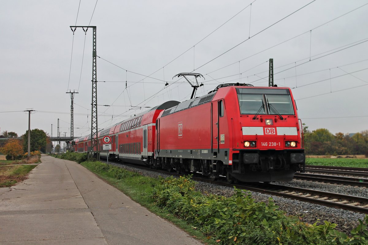 Einfahrt am 29.10.2016 von 146 238-1 außerplanmäßig über das Überholgleis mit ihrem RE (Offenburg - Basel Bad Bf) in den Bahnhof von Müllheim (Baden).