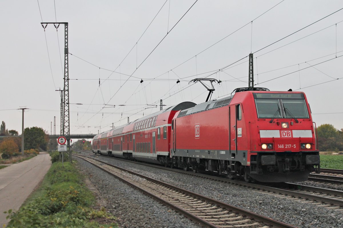 Einfahrt am 29.10.2016 von der neuen Freiburger 146 217-5 mit ihrem RE (Offenburg - Basel Bad Bf) in den Bahnhof von Müllheim (Baden). Am 01.10.2016 wurde sie von Ulm nach Freiburg (Breisgau) umbeheimatet, da Freiburg mehrere 146.2 benötig um ihre 111er zu ersetzen.