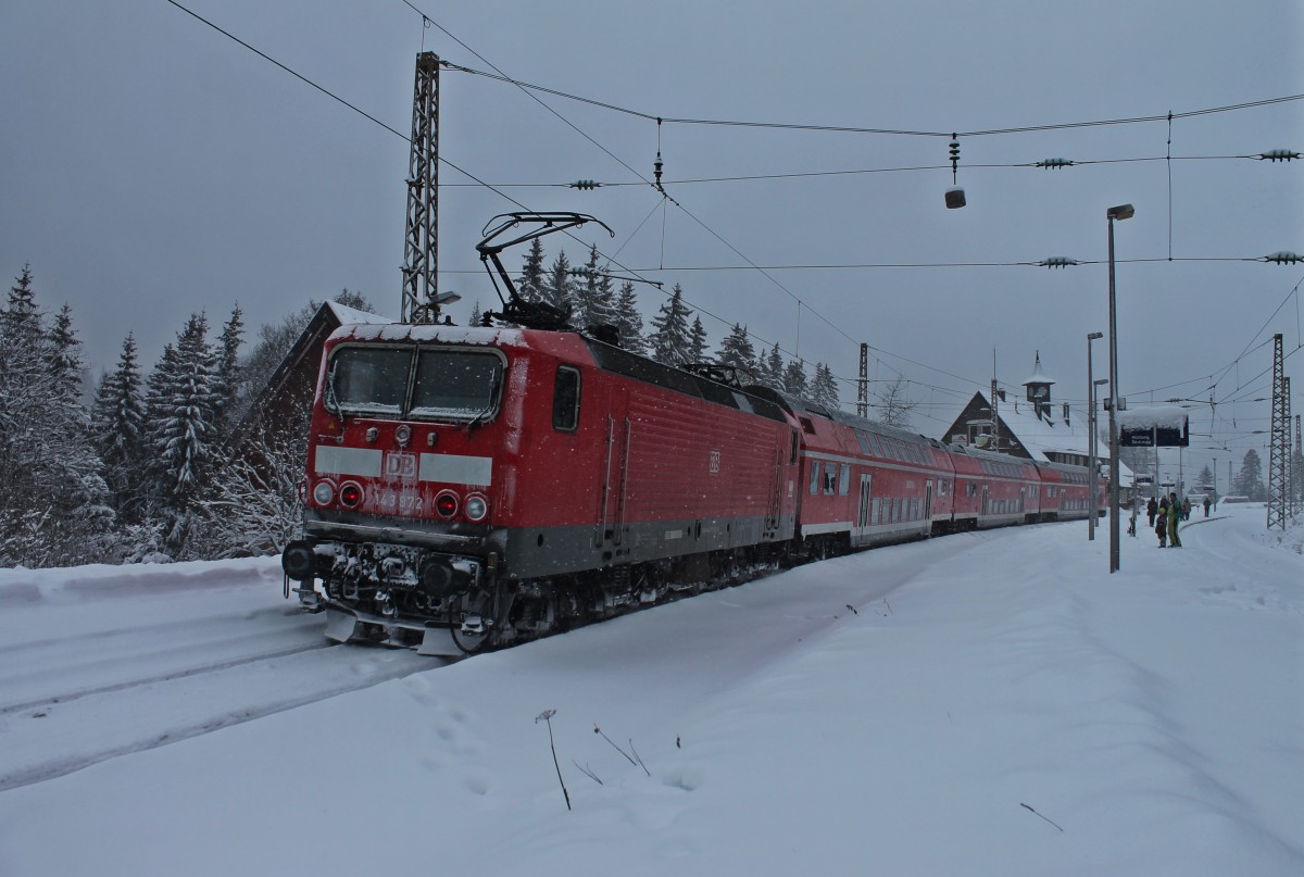 Einfahrt am 29.12.2014 von 143 972 mit der RB 26940 (Seebrugg - Freiburg (Brsg) Hbf) in den höchst gelegenen Bahnhof Deutschland Namens Feldberg-Bärental.