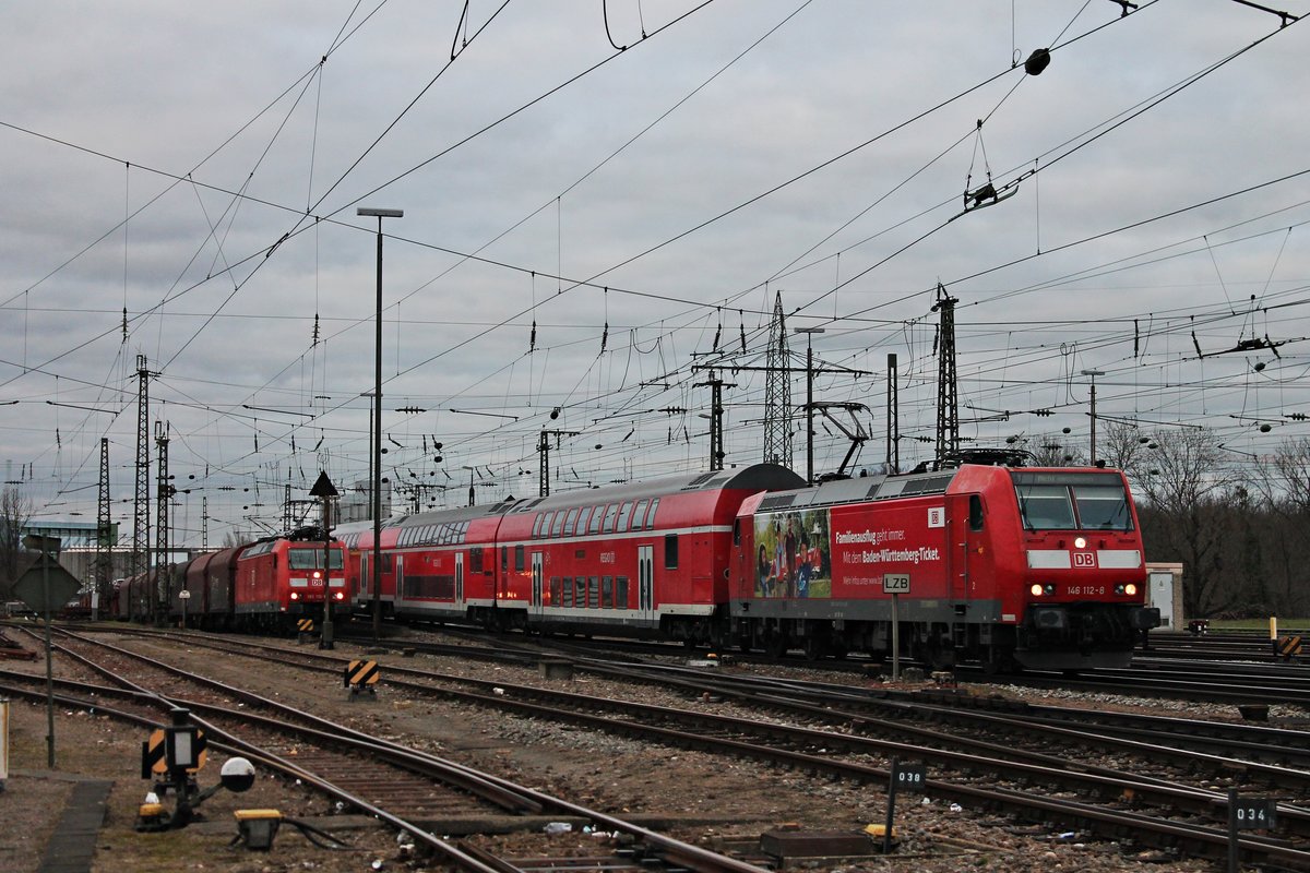 Einfahrt am 30.01.2018 von 146 112-8  Familienausflug geht immer. Mit dem Baden-Württemberg-Ticket.  mit ihrer RB (Offenburg - Basel Bad Bf) in den Zielbahnhof, als vom Hafengleis die 185 110-4 mit einem gemischten Güterzug (Mannheim Rbf - Chiasso Smistamento) durchfuhr.