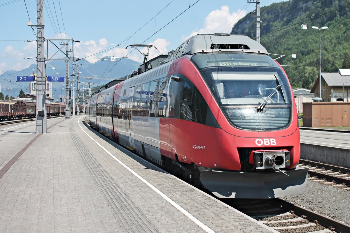Einfahrt am 30.06.2018 von ÖBB 4024 089-7 als S1 (Lindau Hbf - Bludenz) auf Gleis 3 im Bahnhof von Feldkirch.