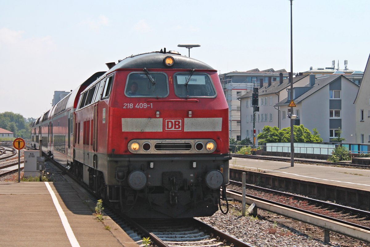 Einfahrt am 30.06.2018 von der Ulmer 218 409-1 mit ihrem IRE (Stuttgart Hbf - Lindau Hbf) in den Bahnhof von Friedrichshafen Stadt. Nach einer kurzen Wendezeit schob die 218 409-1 ihren Zug dann weiter gen Bodensee.