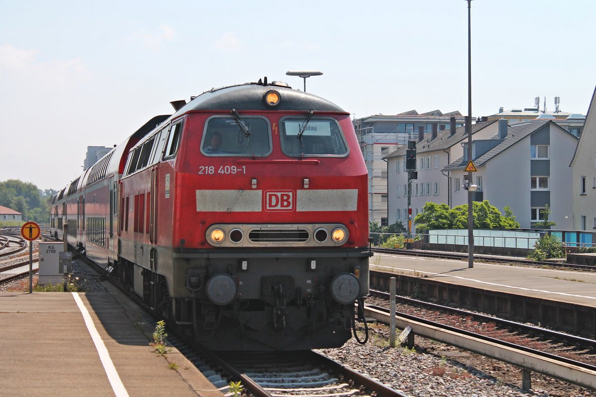 Einfahrt am 30.06.2018 von der Ulmer 218 409-1 mit ihrem IRE (Stuttgart Hbf - Lindau Hbf) in den Bahnhof von Friedrichshafen Stadt. Nach einer kurzen Wendezeit schob die 218 409-1 ihren Zug dann weiter gen Bodensee.