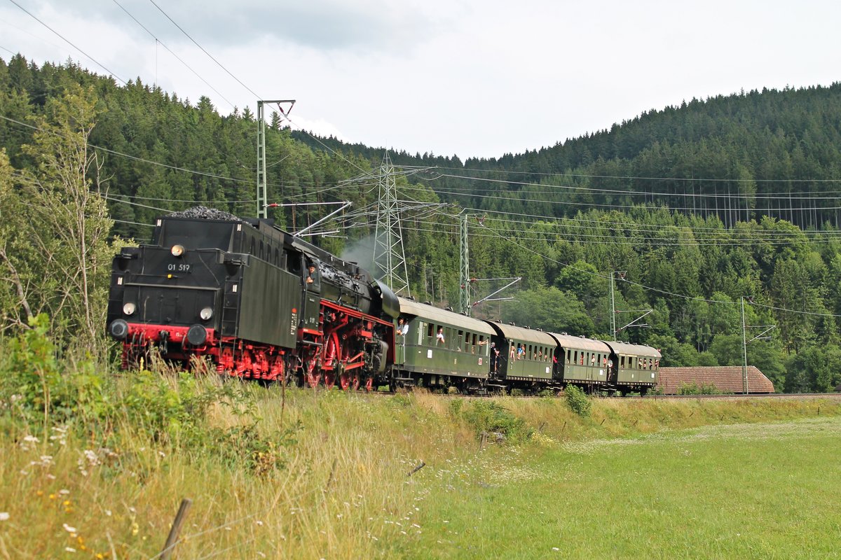 Einfahrt am 30.07.2017 von 01 519 mit dem letzten Dampfzug (Seebrugg - Titisee) in den Endbahnhof, als sie durch die Fotokurve vor Titisee fuhr.