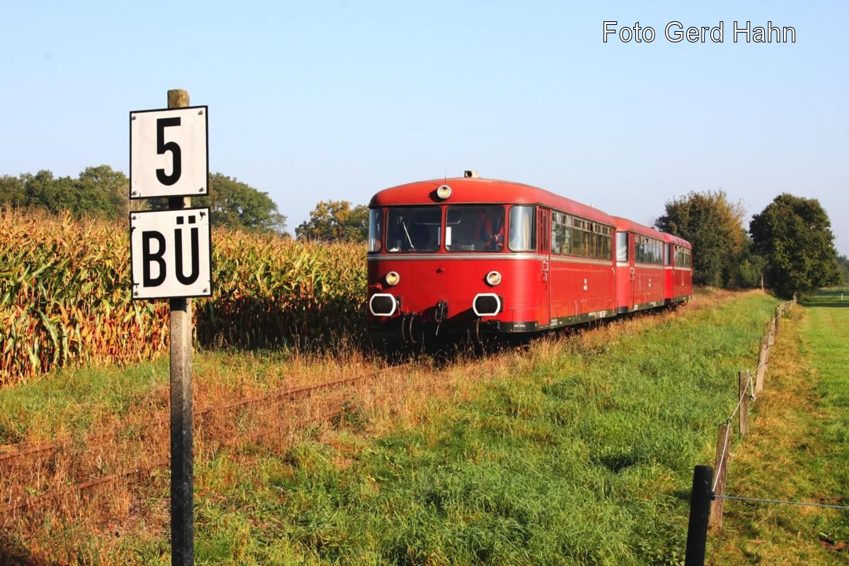 Einfahrt am 3.10.2014 in Warmsen. Die dreiteilige Uerdinger Einheit ist hier um 10.10 Uhr auf dem Weg nach Rahden.