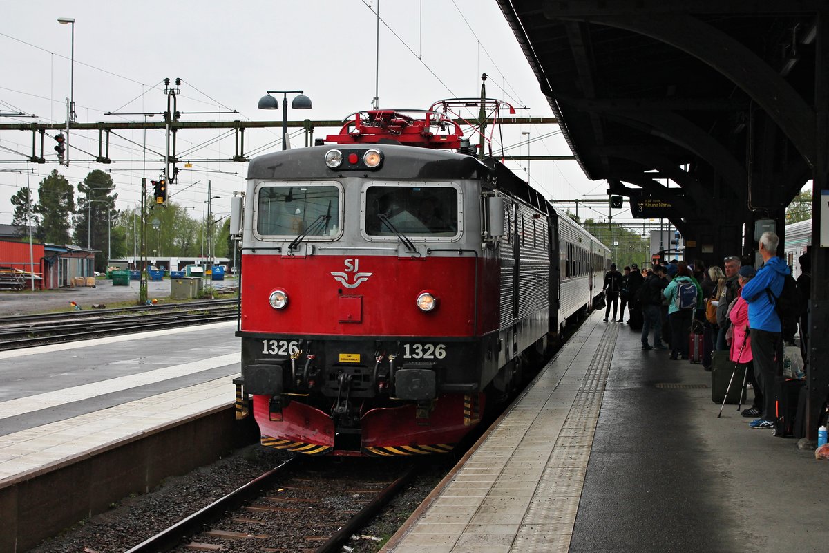 Einfahrt am 31.05.2015 von SSRT Rc6 1326 mit einem IC (Luleå - Narvik) in Boden C.