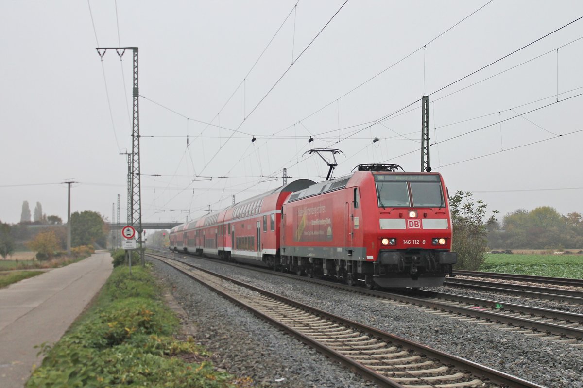 Einfahrt am 31.10.2016 von 146 112-8  Baden Württemberg erfahren  mit ihrem RE (Offenburg - Basel Bad Bf) in den Bahnhof von Müllheim (Baden).