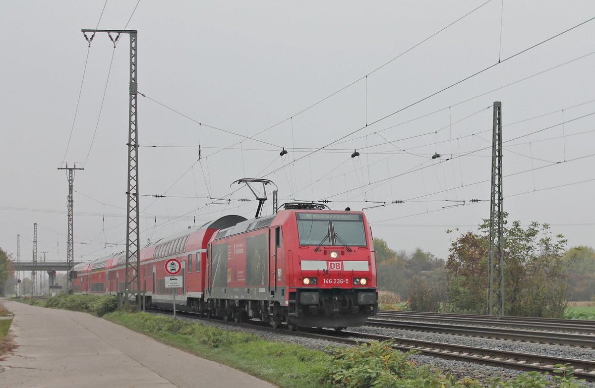 Einfahrt am 31.10.2016 von 146 236-5  Schwarzwaldbahn Erlebnispfard/Triberg  mit ihrer RB (Freiburg (Brsg) Hbf - Neuenburg (Baden)) über das Überholgleis zu ihren vorletzten Zwischenhalt in Müllheim (Baden).