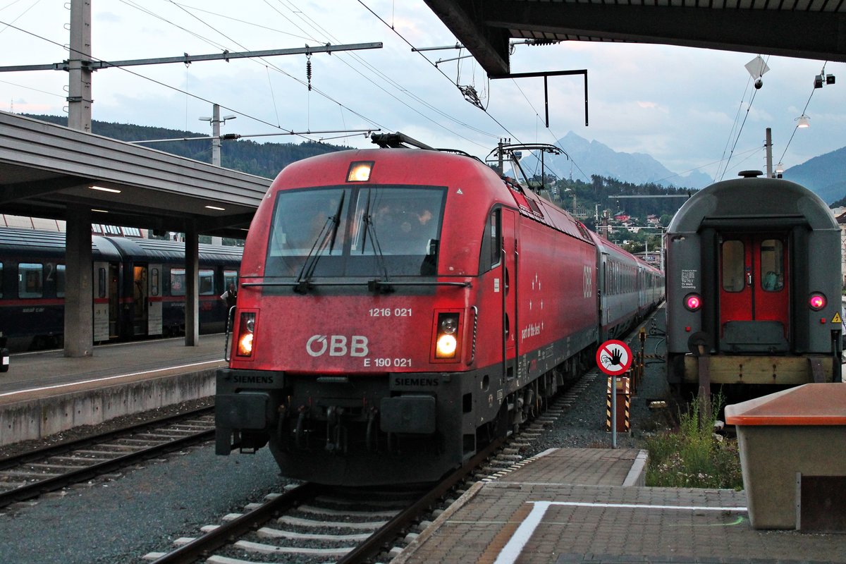 Einfahrt am Abend des 02.07.2018 von 1216 021 (E 190 021) mit dem EC82 (Bologna - Innsbruck Hbf) in den Endbahnhof. Aufgrund einer Baustelle bei Rosenheim, endete der Zug bereits in Innsbruck. Als Ersatz für den Ausfall der Fahrt nach München, wurde dem NJ 420 zwei Wagen bis zum Münchener Hauptbahnhof mitgeführt.