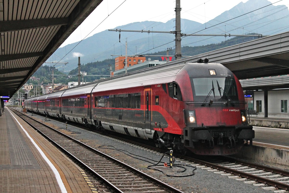 Einfahrt am Abend des 03.07.2018 von RailJet-Steuerwagen 80-90.710  Spirit of Switzerland  und der Schublok 1116 210  Spirit of Budapest  als RJ 367 (Zürich HB - Wien Hbf) in den Innsbrucker Hauptbahnhof.