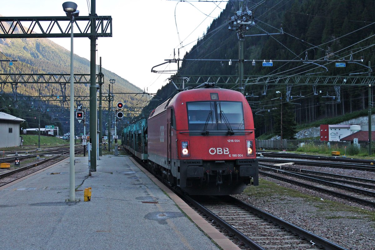 Einfahrt am Abend des 04.07.2018 von 1216 004 (E 190 004) mit einem leeren Autotransportzug in den Bahnhof von Brennero. Nach einem Systemwechsel brachte sie den Zug dann weiter nach München.