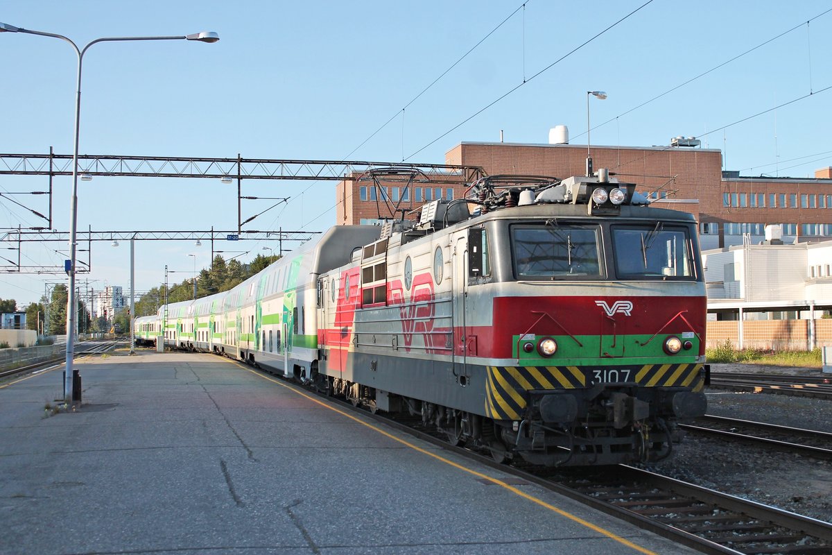 Einfahrt am Abend des 08.07.2019 von Sr1 3107 mit dem Nacht-IC 266 (Rovaniemi - Helsinki) in den Bahnhof von Oulu. Nachdem zwei weitere Autotransportwagen an den Zug rangiert wurden, ging die Fahrt weiter in Richtung Süden.