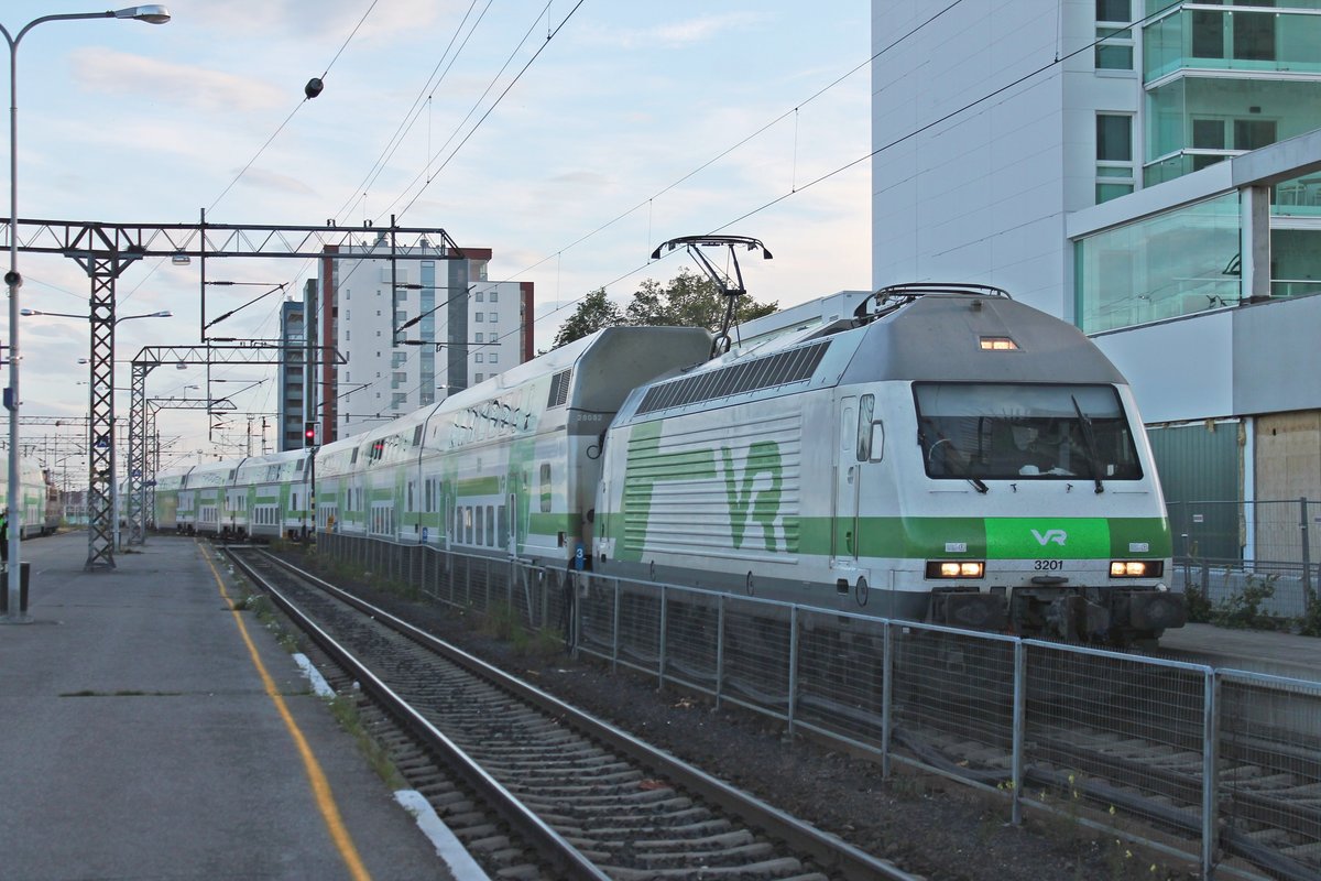 Einfahrt am Abend des 09.07.2019 von Sr2 3201 mit dem IC 27 (Helsinki - Rovaniemi) auf Gleis 1 in den Bahnhof von Oulu. Nach einem kurzen Zwischenhalt ging es dann weiter in Richtung Zielbahnhof.