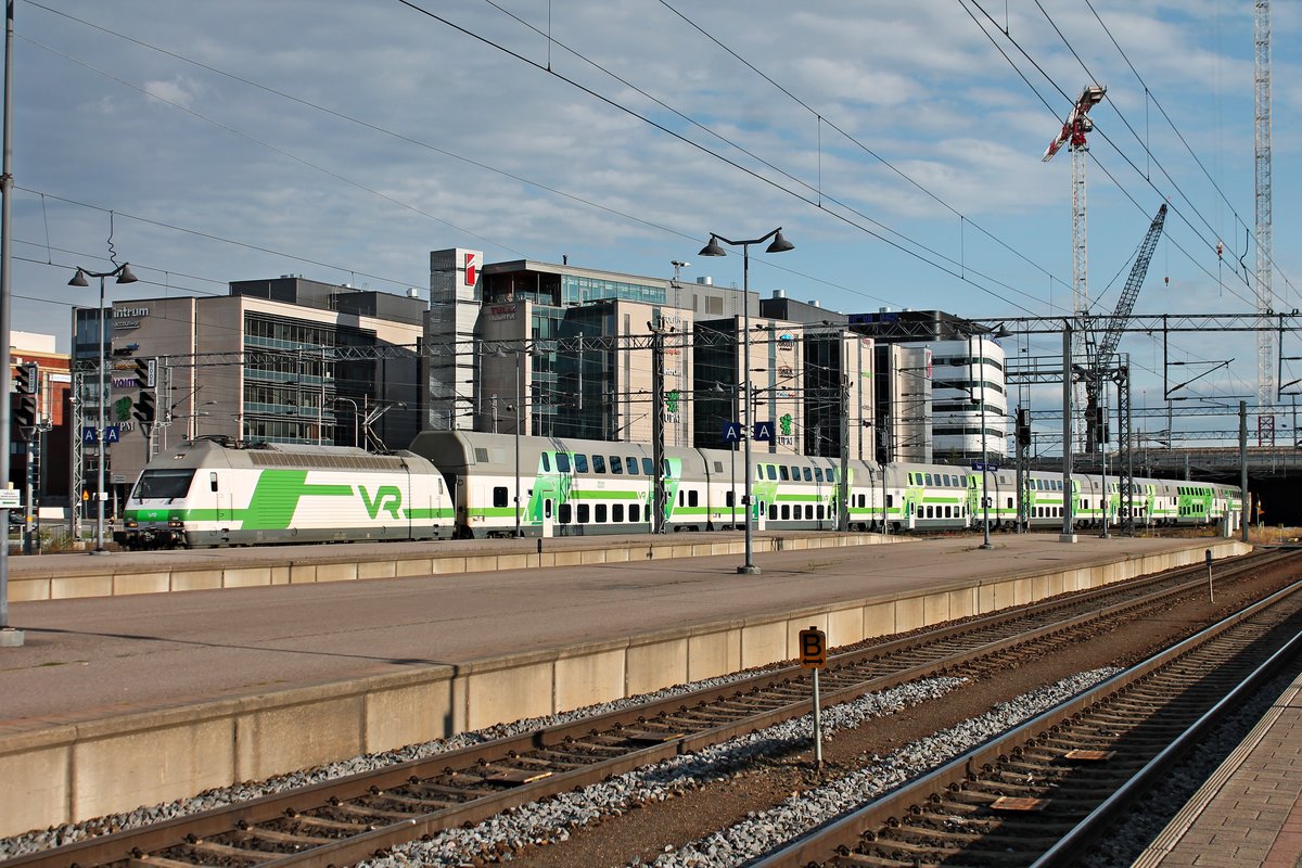 Einfahrt am Abend des 11.07.2019 von Sr2 3211 mit ihrem InterCity auf Gleis 5 in den Bahnhof von Tampere.