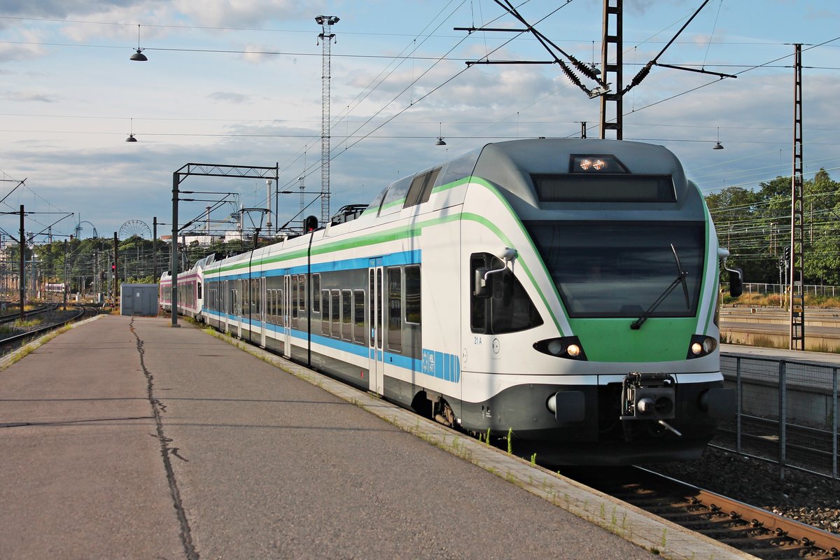 Einfahrt am Abend des 12.07.2019 von Sm5 21A (2 081 021-9) zusammen mit Sm5 55B (2 081 055-7) auf Gleis 11 in den Hauptbahnhof von Helsinki.