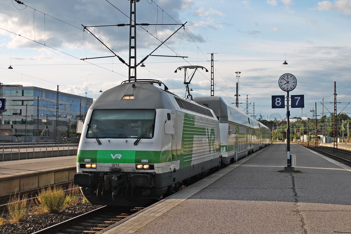 Einfahrt am Abend des 12.07.2019 von Sr2 3212 mit ihrem IC 180 (Tampere - Helsinki) auf Gleis 8 in den Zielbahnhof.