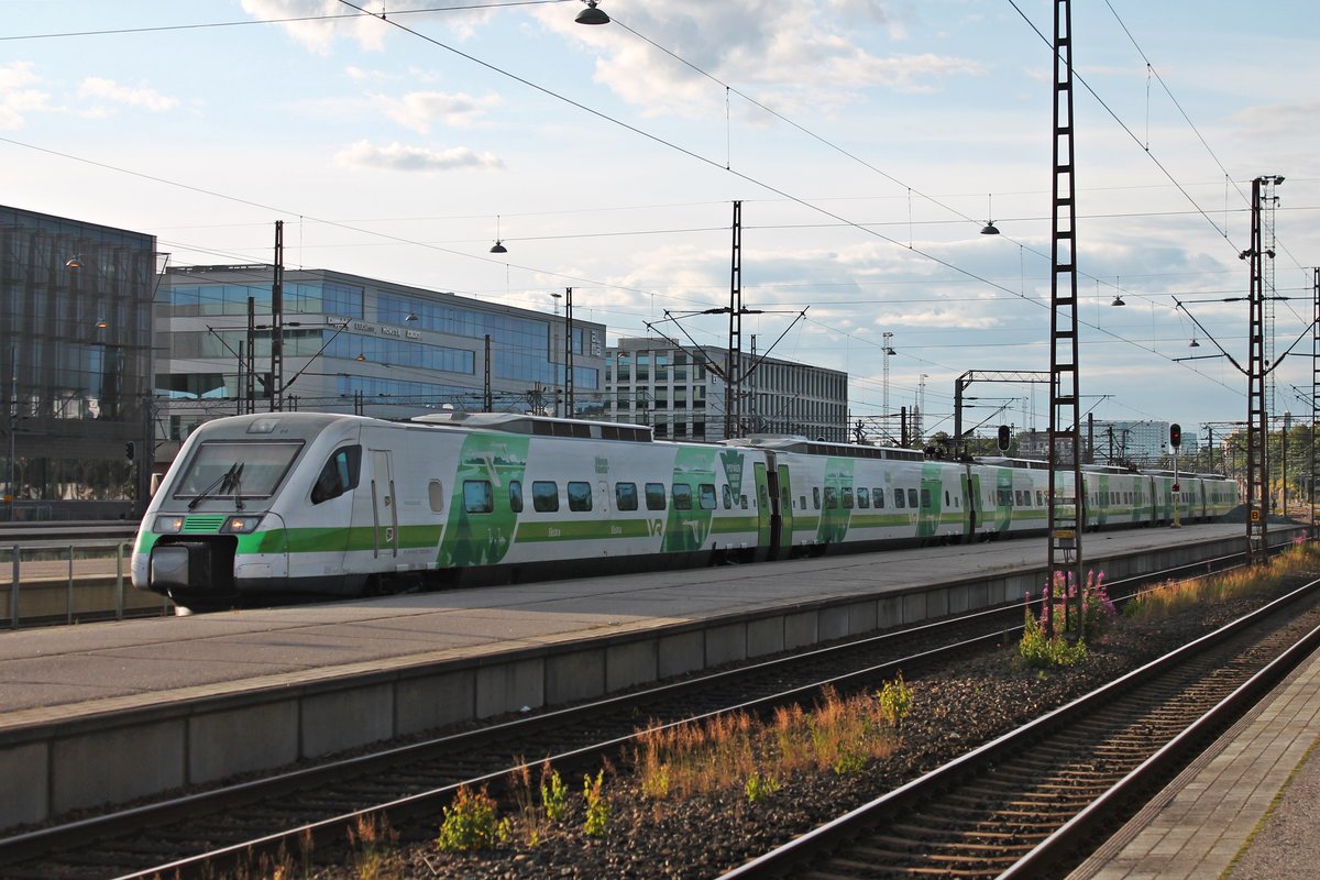 Einfahrt am Abend des 12.07.2019 von Sm3 7104 (7 000 004-2) auf Gleis 10 in den Hauptbahnhof von Helsinki.