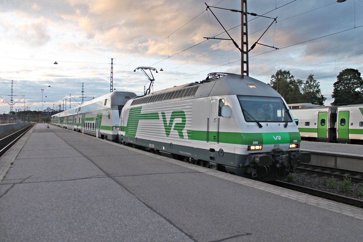 Einfahrt am Abend des 14.07.2019 von Sr2 3213 mit ihrem IC 70 (Oulu - Helsinki) auf Gleis 9 in den Zielbahnhof. Später wird sie ihren Zug dann in Richtung Abstellbahnhof schieben.