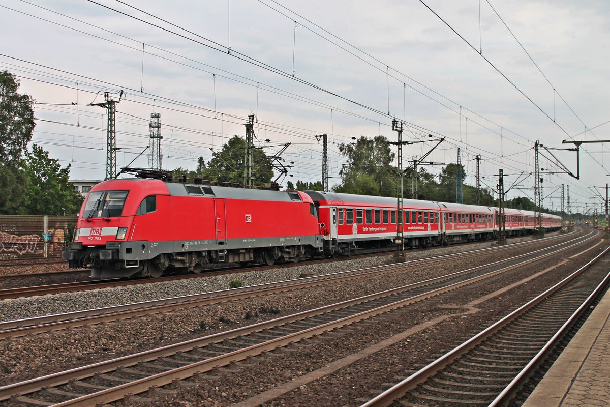 Einfahrt am Abend des 18.07.2019 von der Cottbuser 182 003 mit ihrem IRE (Berlin Ostbahnhof - Hamburg Hbf) in den Bahnhof von Hamburg Harburg, wo sie ihren letzten Zwischenhalt vor dem Ziel einlegen wird.