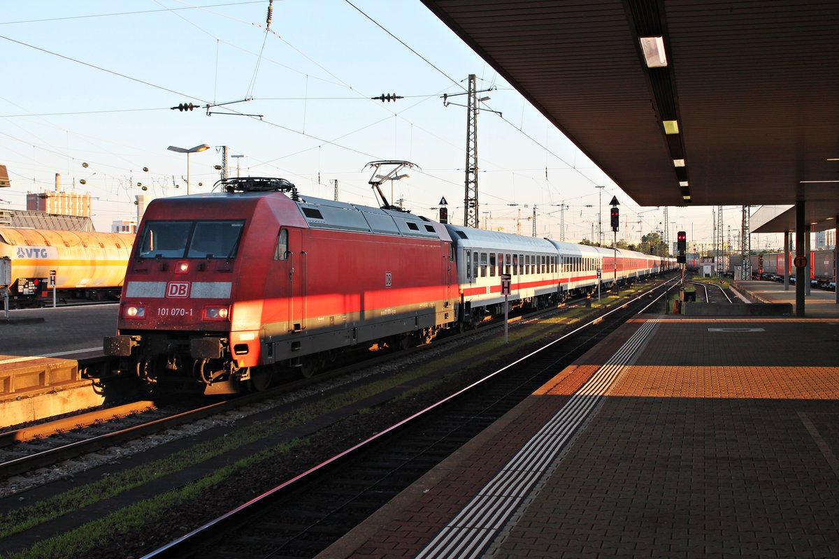 Einfahrt am frühen des 01.07.2015 von 101 070-1 mit dem IC 61419 (Duisburg Hbf - Basel SBB)/CNL 40419 (Amsterdam Centraal - Zürich HB)/CNL 479 (Hamburg-Altona - Zürich HB) in Basel Bad Bf.