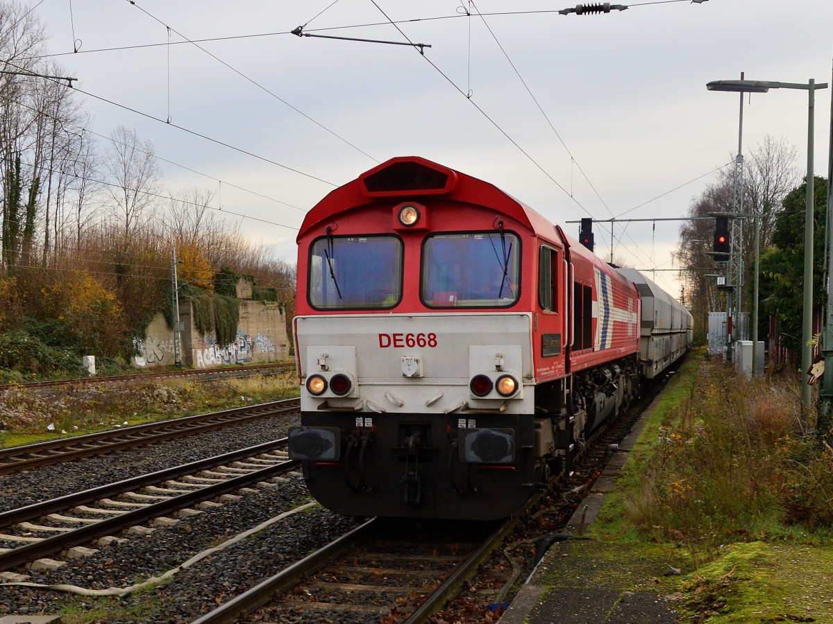 Einfahrt am Hausbahnsteig des ehemallgen Empfangsgebäudes in Rommerskirchen hat die aus Niederaussem kommende RHC668 am Samstag den 5.12.2015