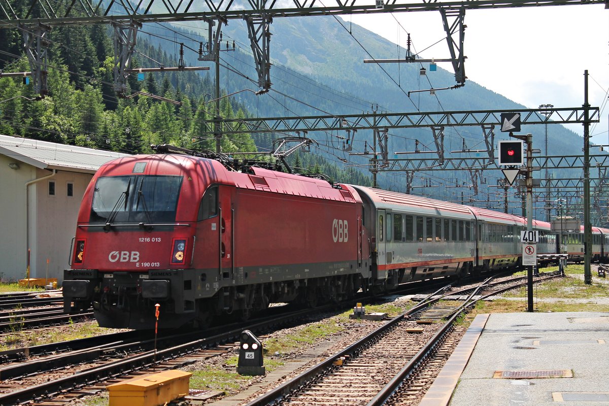 Einfahrt am Mittag des 04.07.2018 von 1216 013 (E 190 013) mit dem EC 80 (Verona P.N. - Rosenheim) in den Bahnhof von Brennero/Brenner, wo es nach einem Systemwechsel dann  weiter gen Innsbruck ging. Wegen Bauarbeitenzwischen Rosenheim und München, endete der EuroCity bereits in Rosenheim und wendete dort auf die nächste Leistung gen Italien.