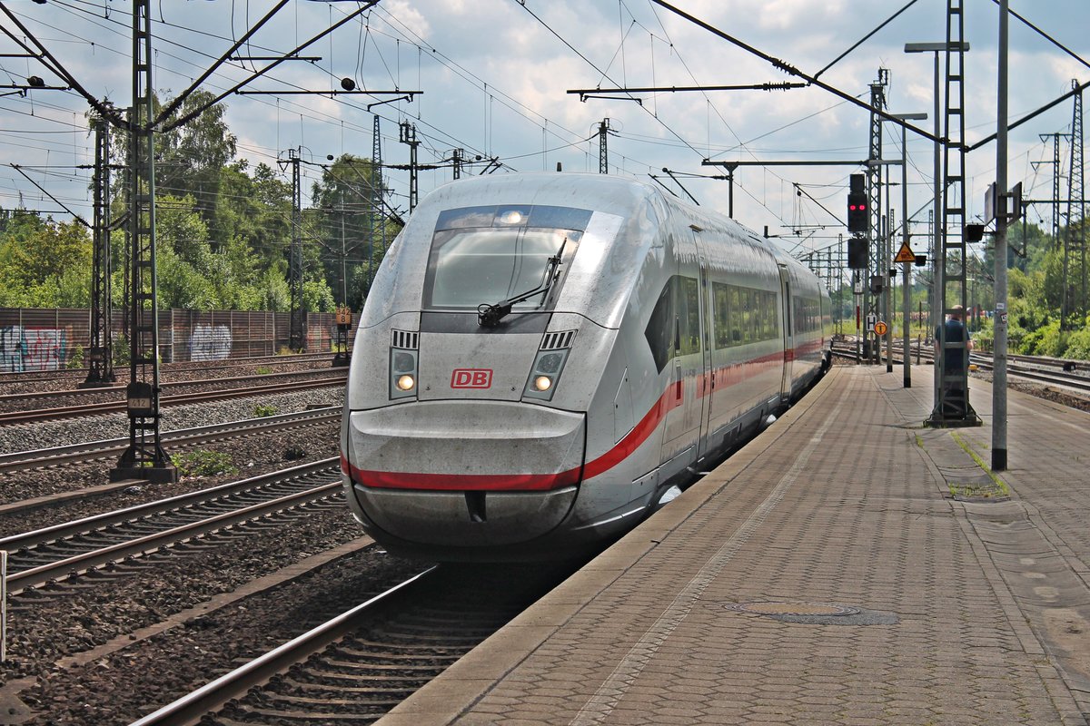 Einfahrt am Mittag des 19.07.2020 von 412 015 (9015/0812 015-7) aus Richtung Maschen kommend in den Endbahnhof Hamburg Harburg auf Gleis 5 ein.