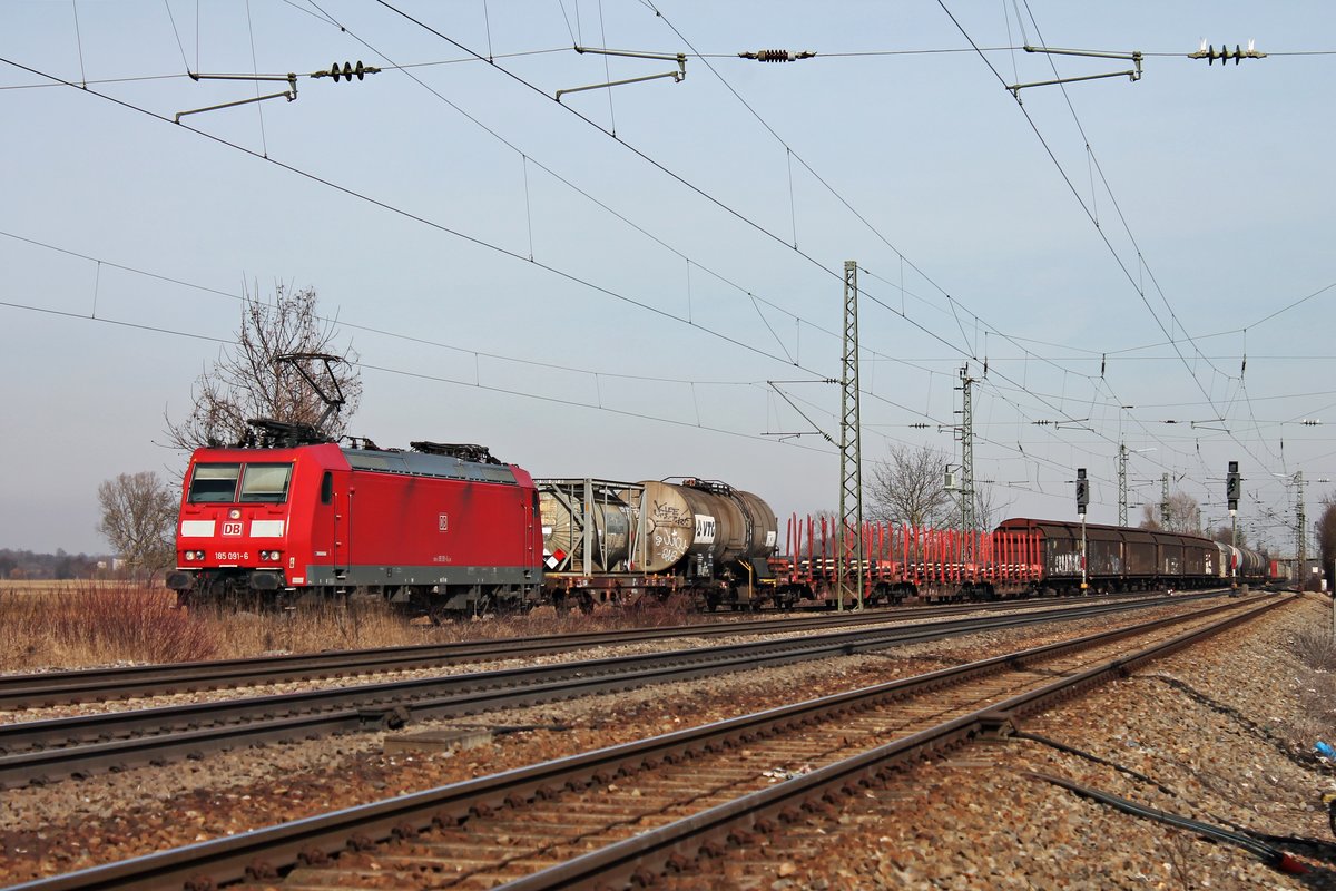 Einfahrt am Mittag des 23.02.2019 von 185 091-6 mit einem langen gemischten Güterzug (Mannheim Rbf - Chiasso Smistamento) auf das Überholgleis vom Bahnhof Orschweier, um Überholungen von ICE´s abzuwarten und wird danach dann ihre Fahrt in Richtung Freiburg (Breisgau) fortzuführen.