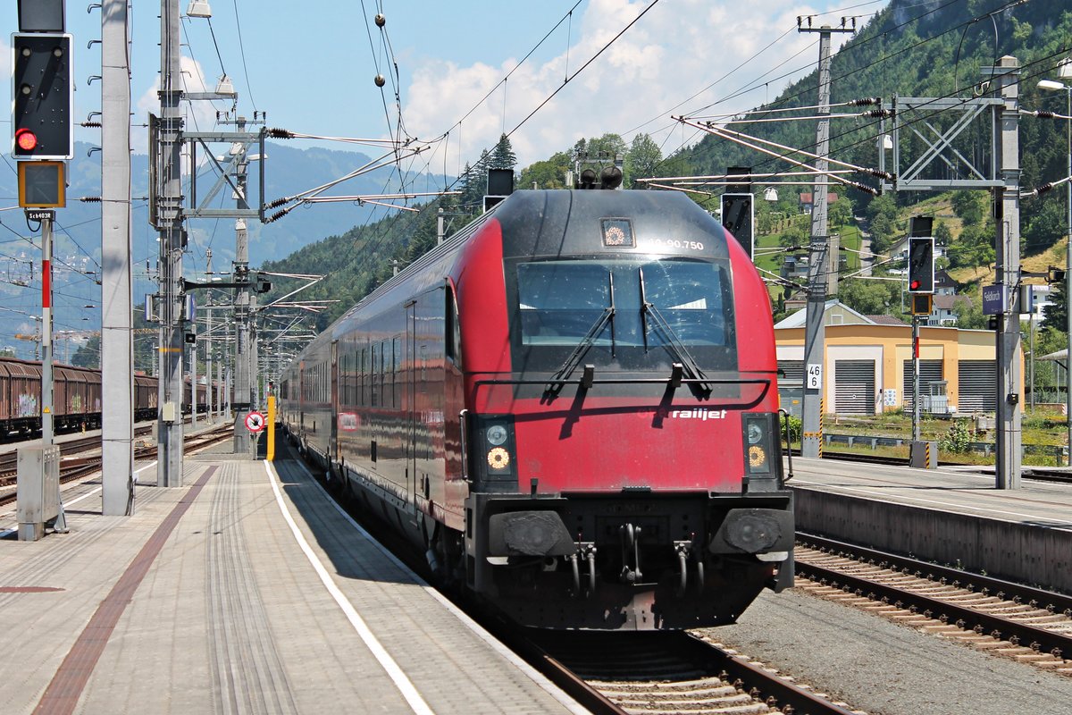 Einfahrt am Mittag des 30.06.2018 vom RailJet-Steuerwagen 80-90.750 zusammen mit der Schublok 1116 250  Polizei  als RJ 869 (Bregenz - Wien Flughafen) in den Bahnhof von Feldkirch.