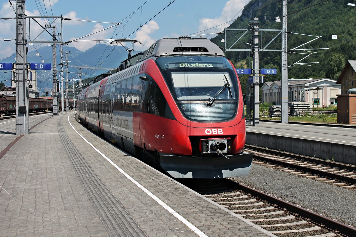 Einfahrt am Mittag des 30.06.2018 von ÖBB 4024 126-7  Linie Salzburg  als S-Bahn (Lindau Hbf - Bludenz) in den Bahnhof von Feldkirch auf Gleis 3.
