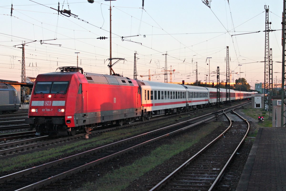 Einfahrt am Morgen des 03.08.2015 von 101 109-7 mit dem IC 61419 (Duisburg Hbf - Basel SBB)/CNL 40419 (Amsterdam Centraal - Zürich HB)/CNL 479 (Hamburg-Altona - Zürich HB) in Basel Bad Bf auf Gleis 3.