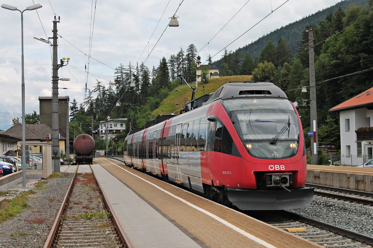 Einfahrt am Morgen des 04.07.2018 von ÖBB 4024 057-4 als REX (Kufstein - Brenner/Brennero) in den Bahnhof von Steinach in Tirol.