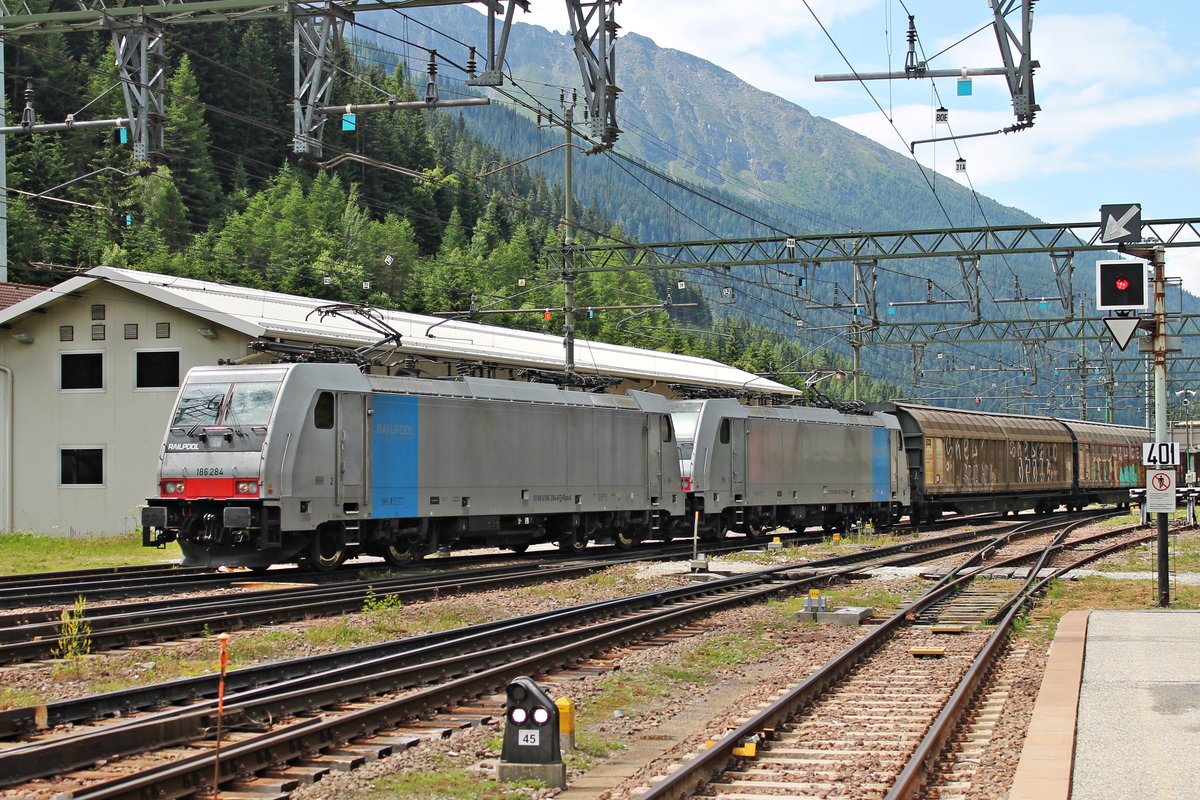 Einfahrt am Morgen des 04.07.2018 von Rpool/RCCIT 186 284 zusammen mit Rpool/RCCIT 186 285 und einem leeren H-Wagenzug nach Schweden in den Bahnhof von Brennero ein, wo sie ihren Zug an einen Taurus abgeben werden.