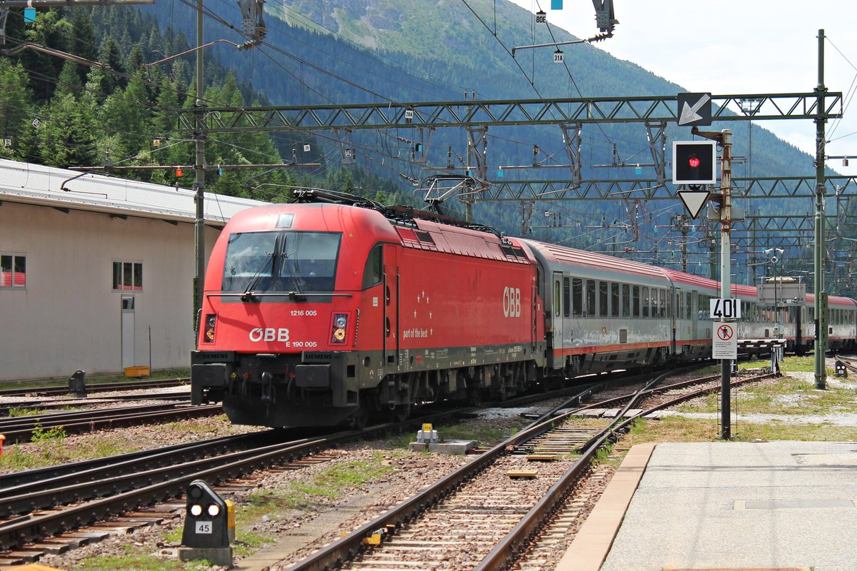 Einfahrt am Morgen des 05.07.2018 von 1216 005 (E 190 005) mit dem EC 88 (Bologna C. - München Hbf) in den Grenzbahnhof Brennero, wo sie ihren Systemwechsel durchführen wird.