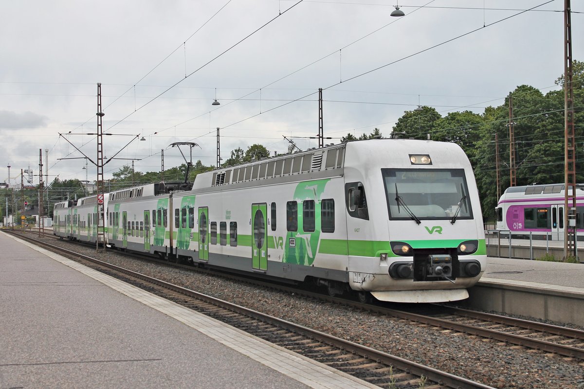 Einfahrt am Morgen des 08.07.2019 von Sm4 6427 zusammen mit Sm4 6421 als Nahverkehrsrzug (Tampere - Helsinki) auf Gleis 6 in den Zielbahnhof.