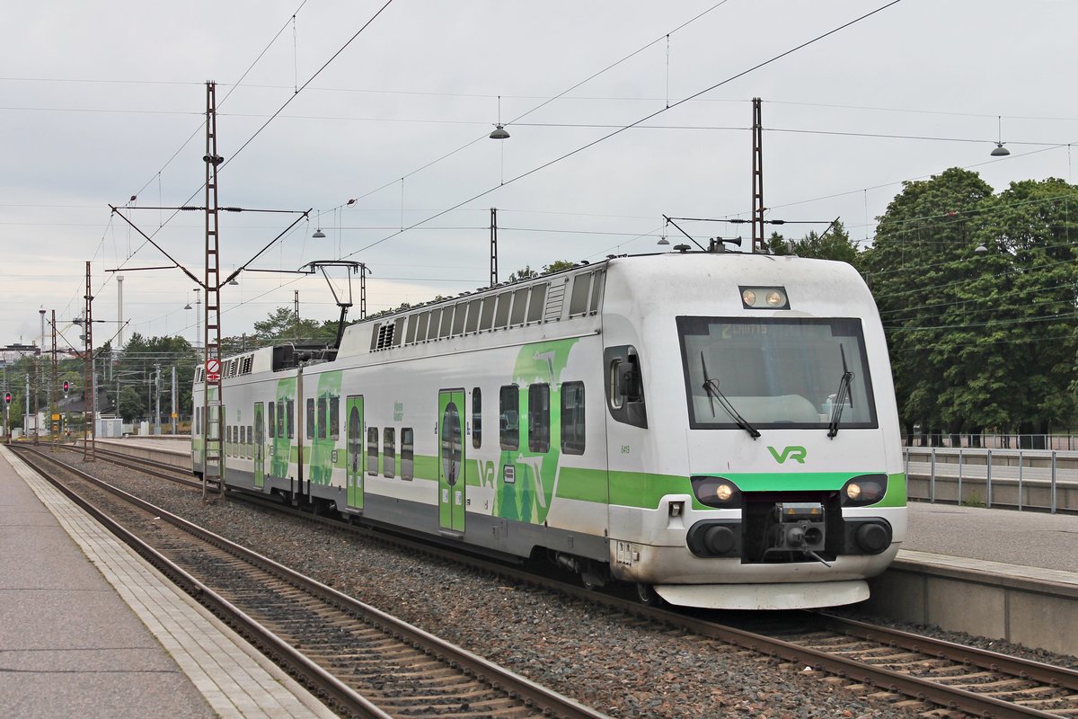 Einfahrt am Morgen des 08.07.2019 von Sm4 6419 (6 004 019-8) als Leerzug auf Gleis 6 in den Hauptbahnhof von Helsinki, um später als Regionalzug nach Lathi zu starten.